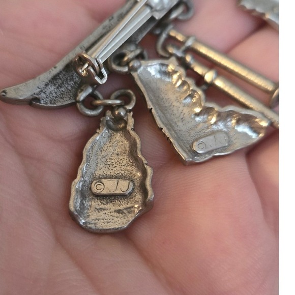 JJ Pewter Skiing Charm Brooch w/ Matching Earrings Vintage - Picture 6 of 8